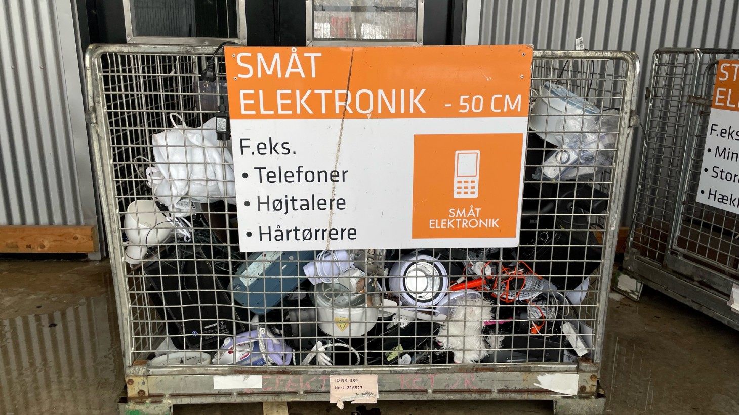 Container med forskellige former for småt elektronik.